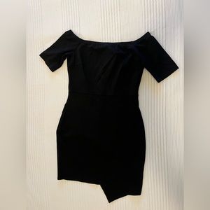 GORGEOUS, Barely worn, body con, off the shoulder, little black dress 🖤